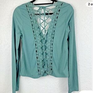 Willow and root lace up beautiful green top! Size small! From Buckle!